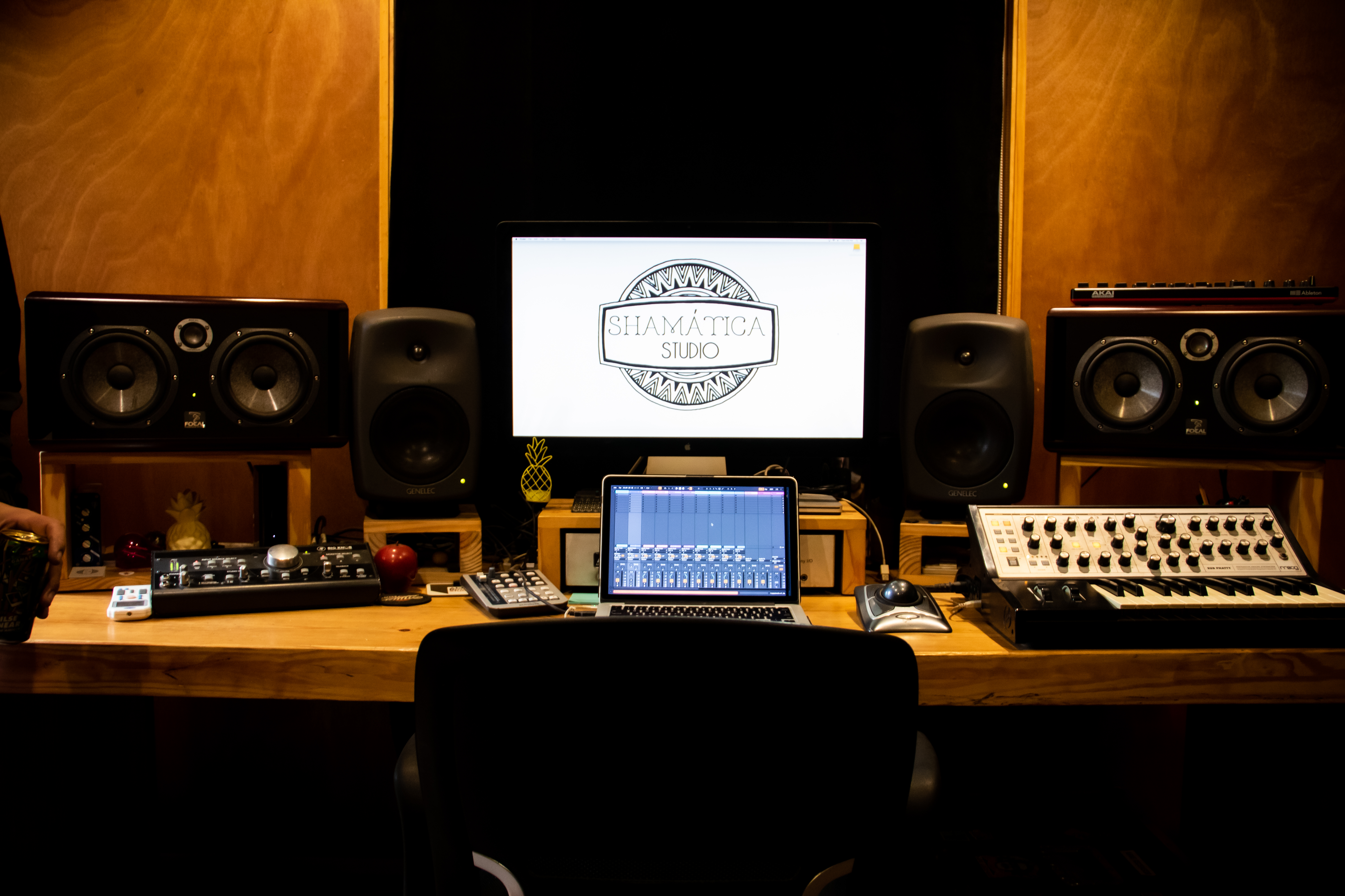 Control room del estudio Audio Dealers